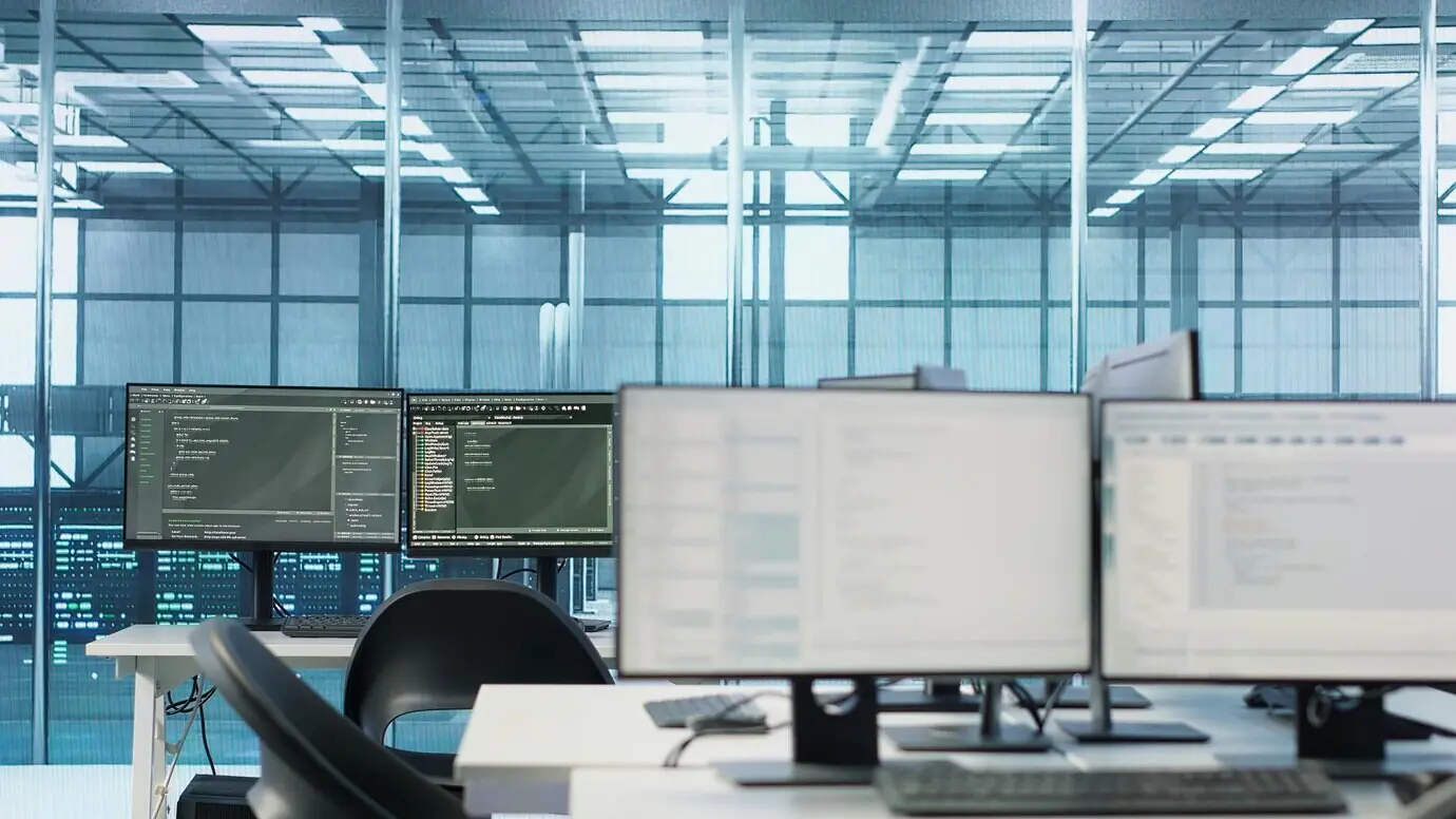 На мониторах настольных ПК выполняются скрипты, обновляющие серверы в дата-центре.