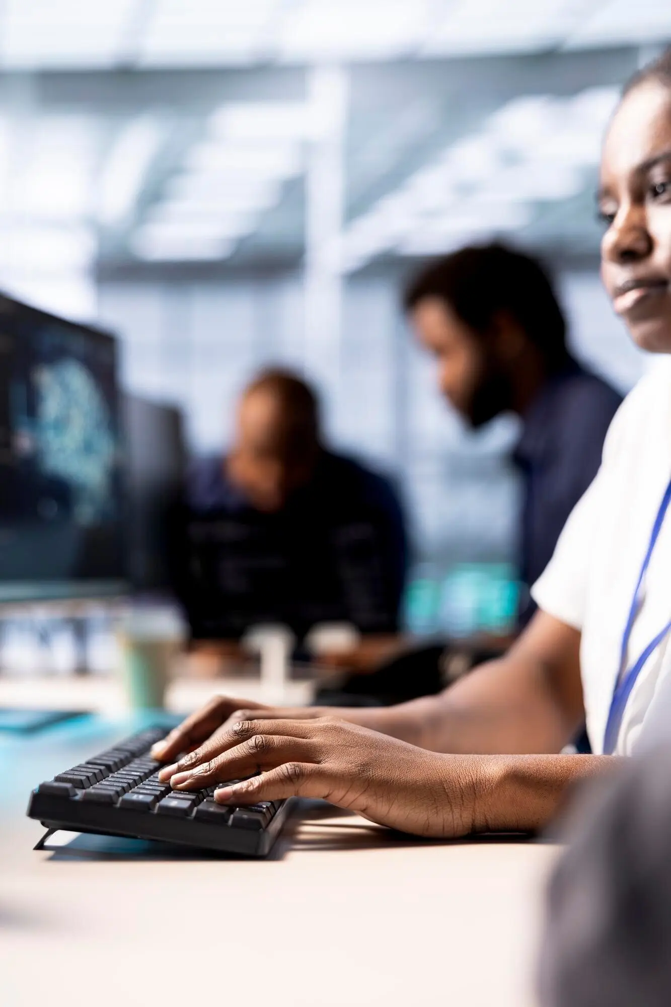 Сотрудник дата-центра, внедряющий решения предиктивной аналитики на основе искусственного интеллекта