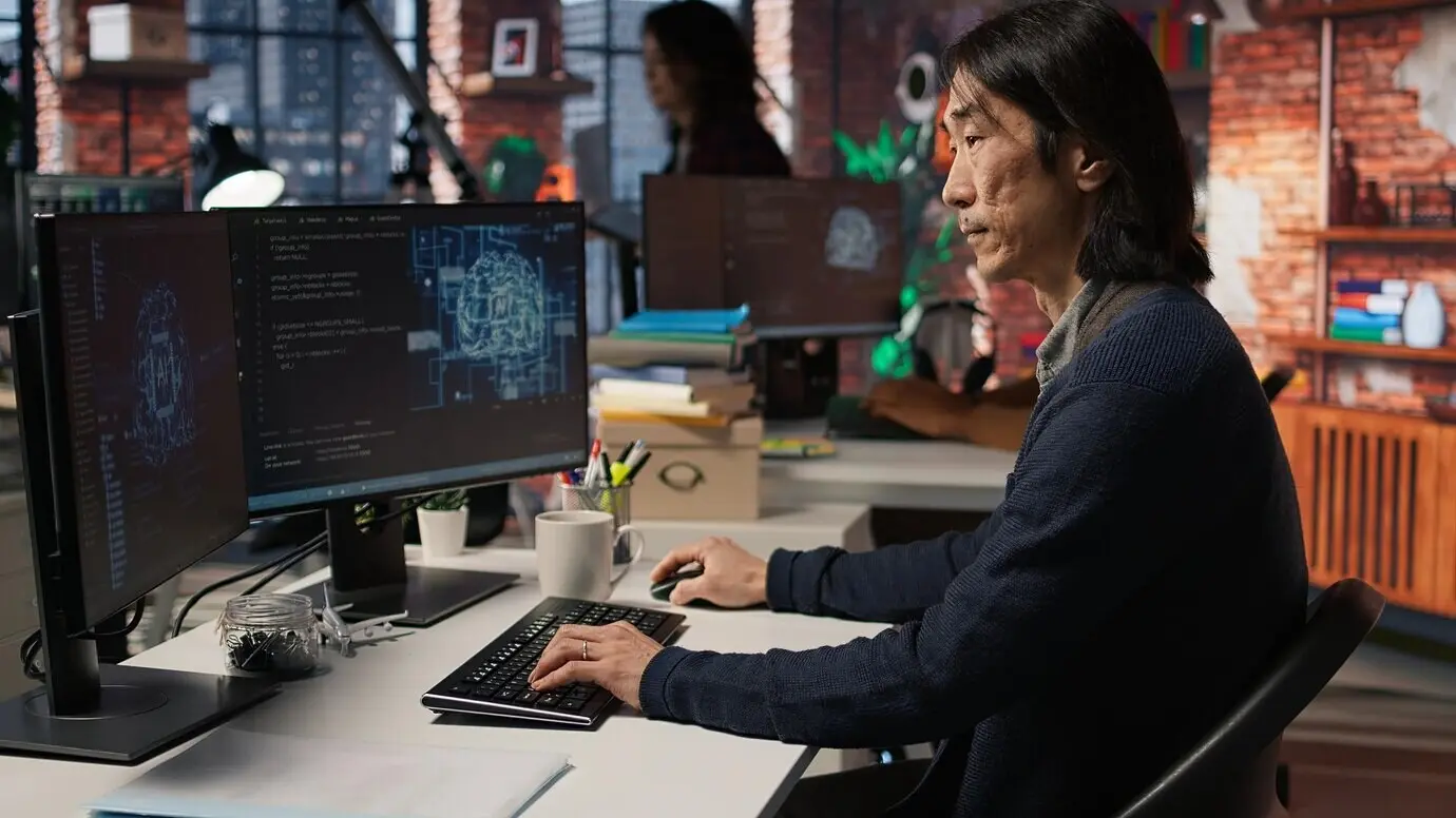 Старший менеджер пьет кофе во время работы в агентстве по разработке ПО.